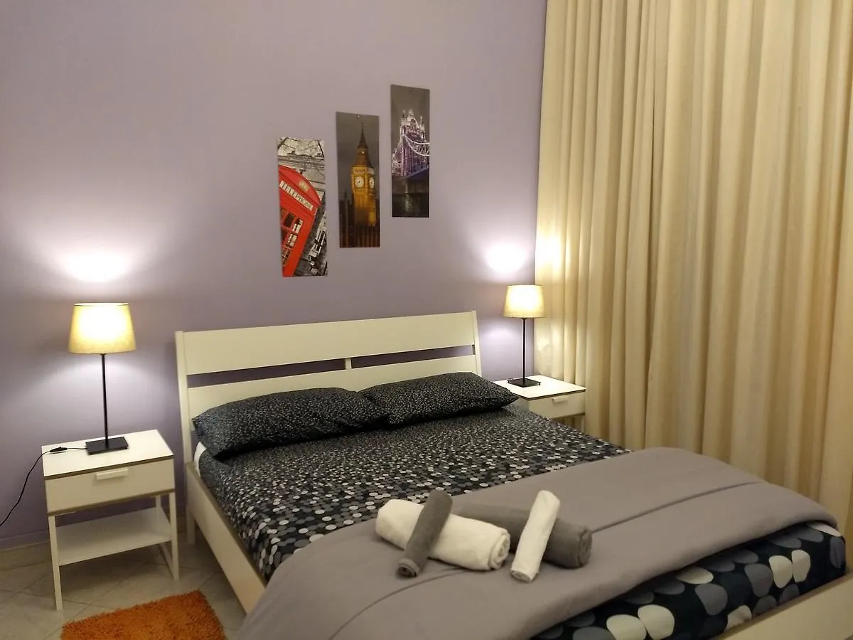 ***  Amoraroma, Economy Guest House With Shared Bathrooms Italy